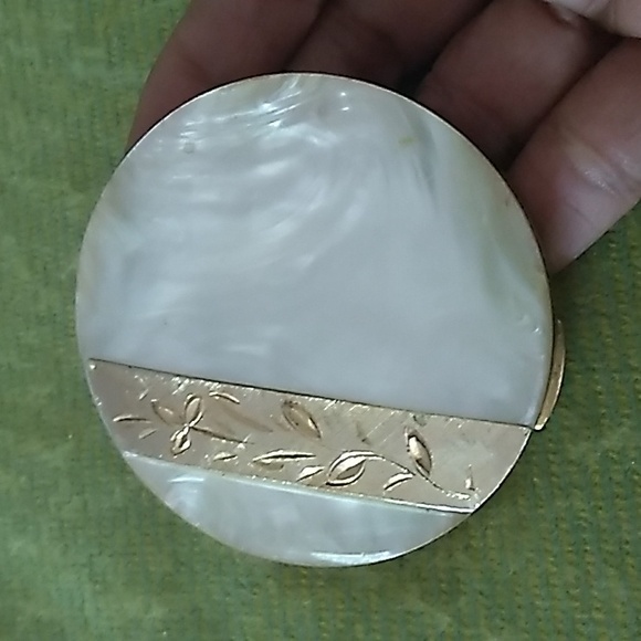 Vintage Round Marhill Fifth Ave Compact Mother of Pearl with Hand Engraved Trim - Picture 2 of 10